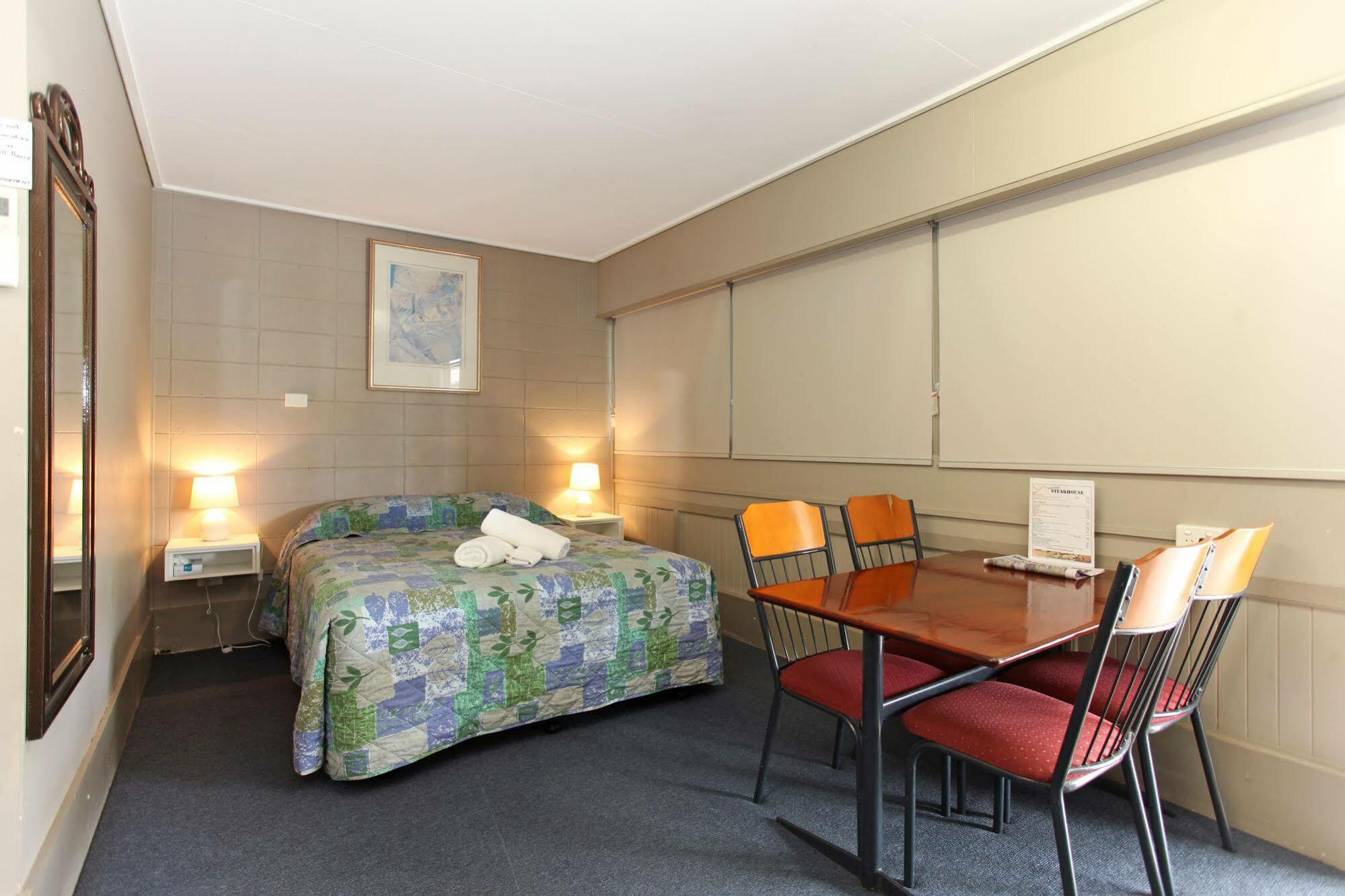 Tandara Hotel Motel Sarina Eksteriør bilde